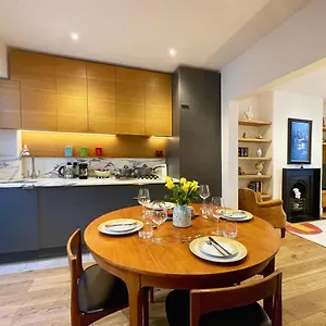 stylish-2-bedroom-townhouse-next-to-brighton-station.brighton-hotels-england.com/
